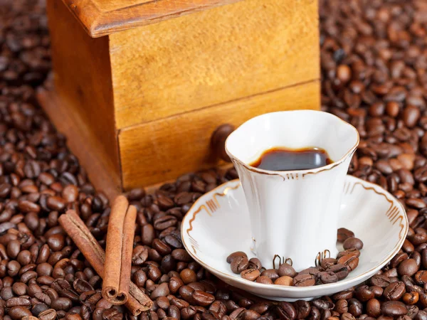 Šálek kávy a restované fazolky — Stock fotografie