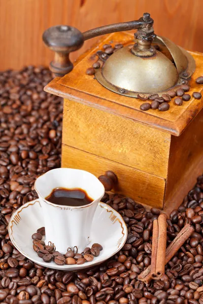 Чашка кави і смажені боби — стокове фото