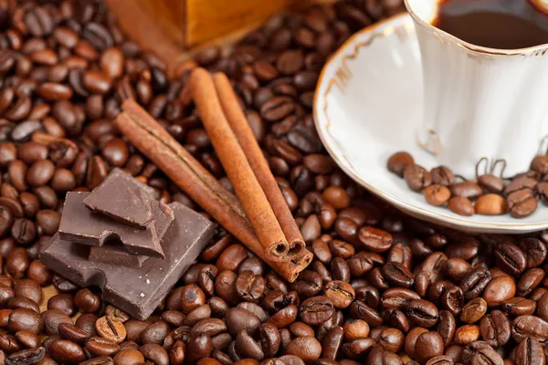 Cup of coffee and roasted beans — Stock Photo, Image