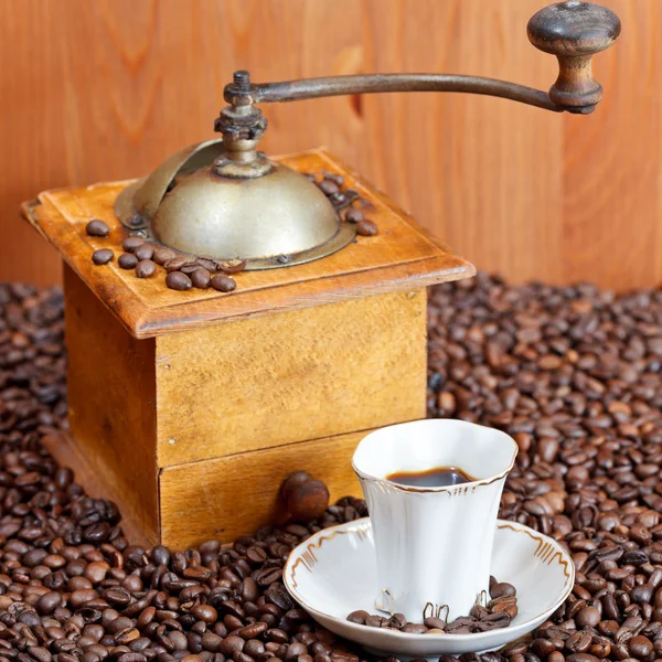 Tasse de café et grains torréfiés — Photo