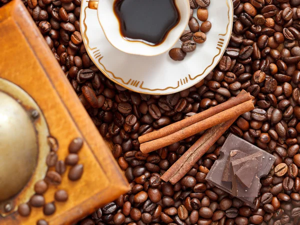 कॉफी आणि भाजलेले बीन्सचा कप — स्टॉक फोटो, इमेज