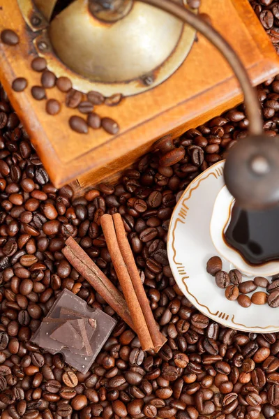 कॉफी आणि भाजलेले बीन्सचा कप — स्टॉक फोटो, इमेज