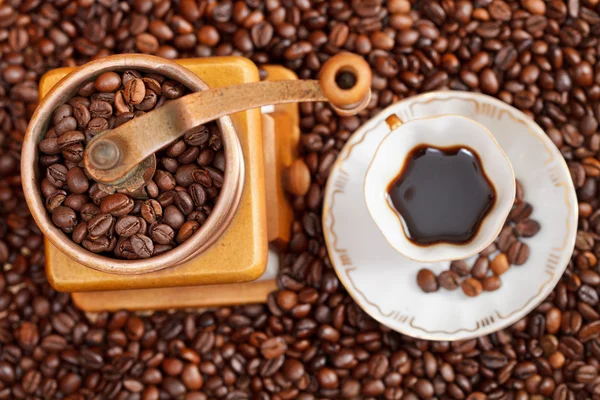 Tazza di caffè e fagioli tostati — Foto Stock