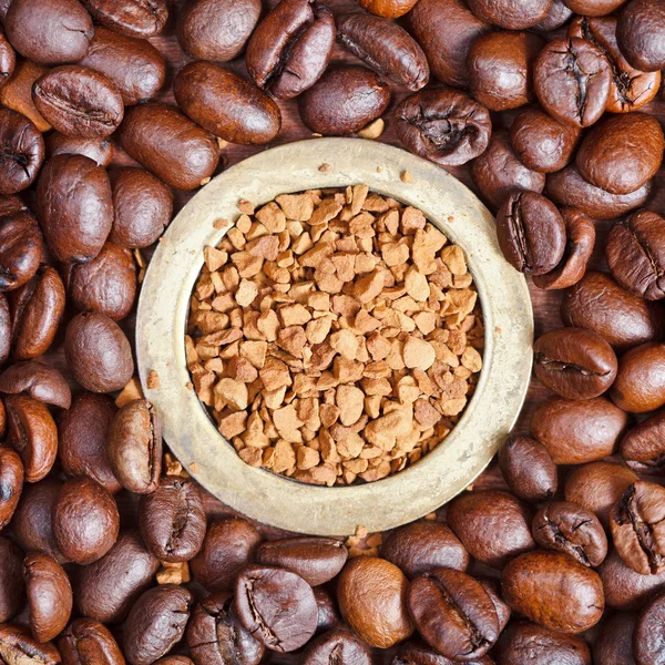 Snabbkaffe och rostade bönor på nära håll — Stockfoto
