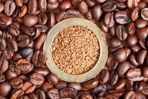 Instant coffee and roasted beans close up — Stock Photo, Image