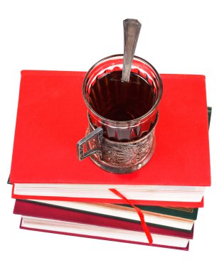 kitap yığını üzerinde çay bardak