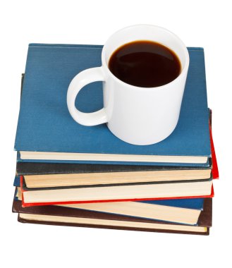 bir fincan kahve görünümünün üzerinde kitap yığını üzerinde