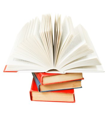 Açık kitap üzerine kitap yığını