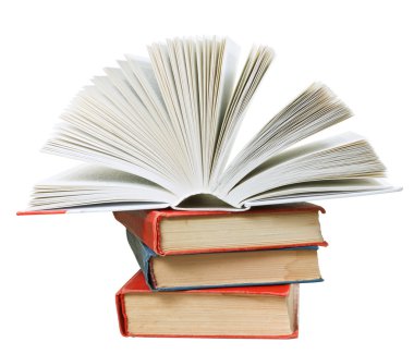 Açık kitap üzerine kitap yığını