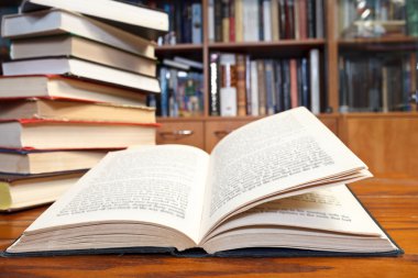 Tahta masanın üzerinde açık bir kitap