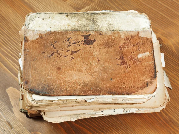 Stapel oude boeken op houten bord — Stockfoto