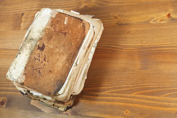 Apilar libros antiguos en estante de madera —  Fotos de Stock