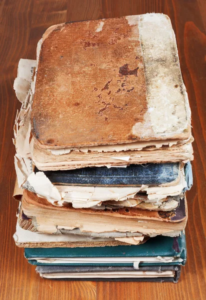 Livros antigos sobre mesa de madeira — Fotografia de Stock