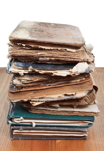 Стеллажи старинных книг на деревянном столе — стоковое фото