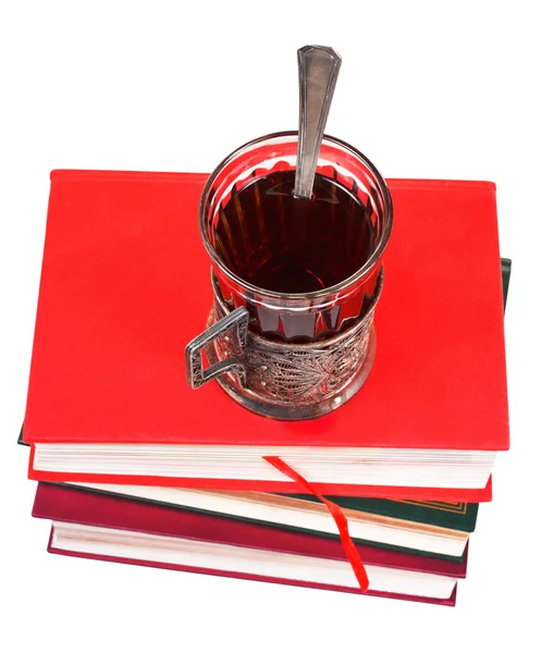 Segelas teh di tumpukan buku — Stok Foto