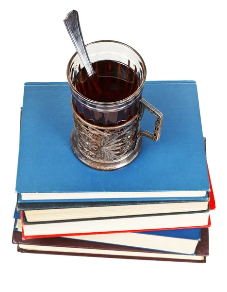 El vaso del té sobre la pila de los libros — Foto de Stock