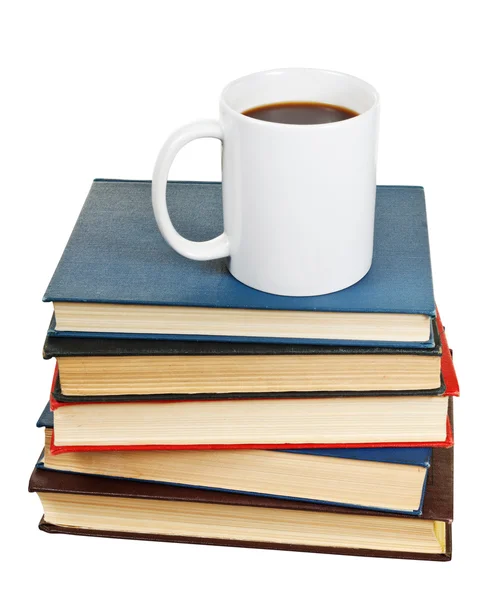 Witte kopje koffie op stapel boeken — Stockfoto