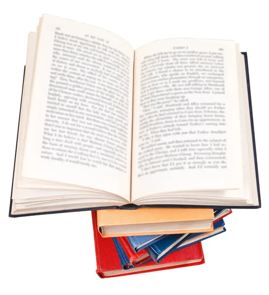 Aprire il libro in cima alla pila di libri — Foto Stock