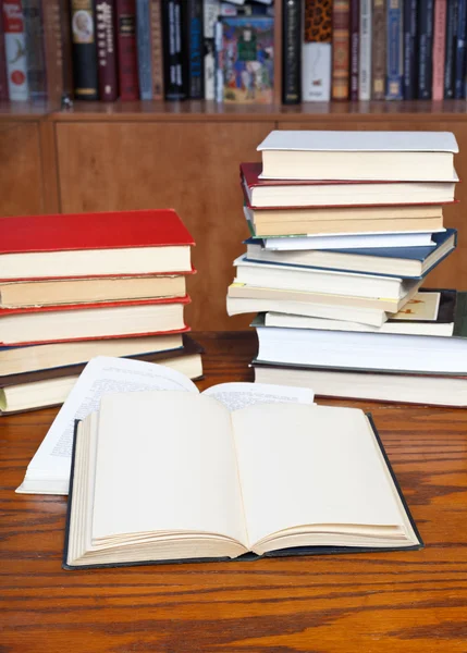 Libros abiertos sobre mesa de madera — Foto de Stock