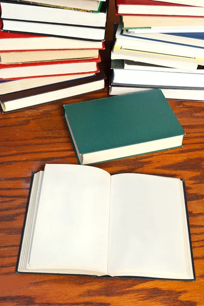 Livros abertos em mesa de madeira — Fotografia de Stock
