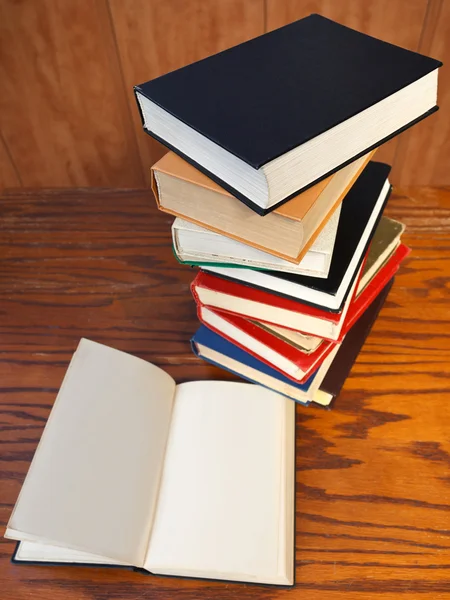 Libros abiertos sobre mesa de madera —  Fotos de Stock