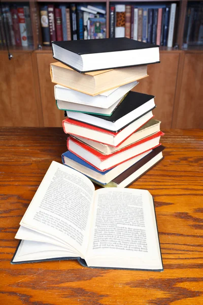 Öppna böcker på träbord — Stockfoto