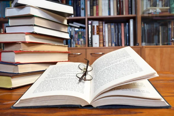 Livros abertos em mesa de madeira — Fotografia de Stock