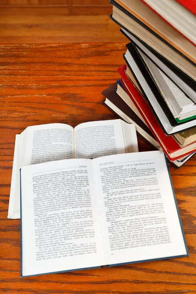 Libros abiertos sobre mesa de madera —  Fotos de Stock