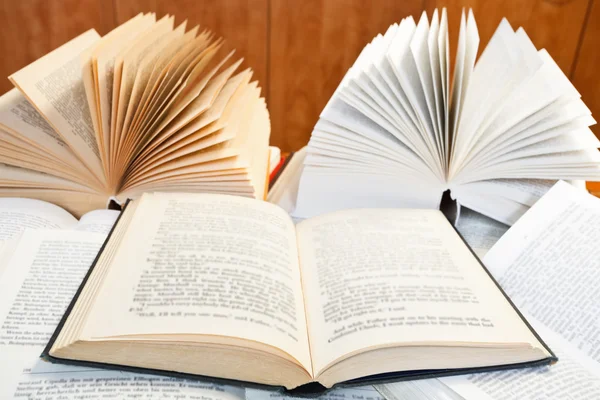 Libros abiertos sobre mesa de madera —  Fotos de Stock