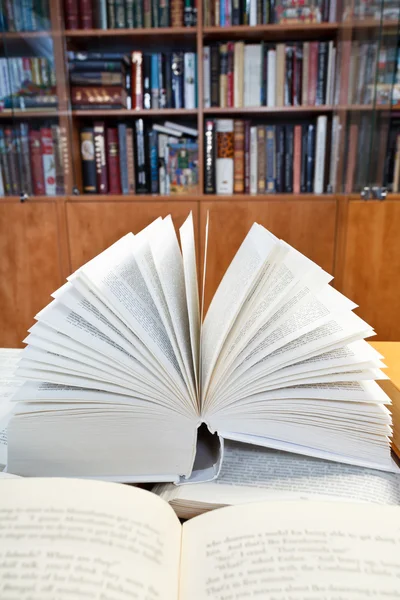 Öppna böcker på träbord — Stockfoto