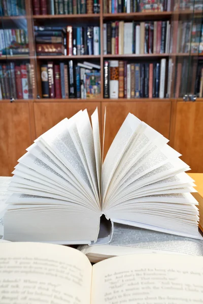 Libros abiertos sobre mesa de madera —  Fotos de Stock