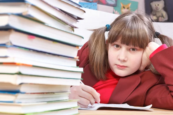 Schoolmeisje, huiswerk en stapel boeken — Stockfoto