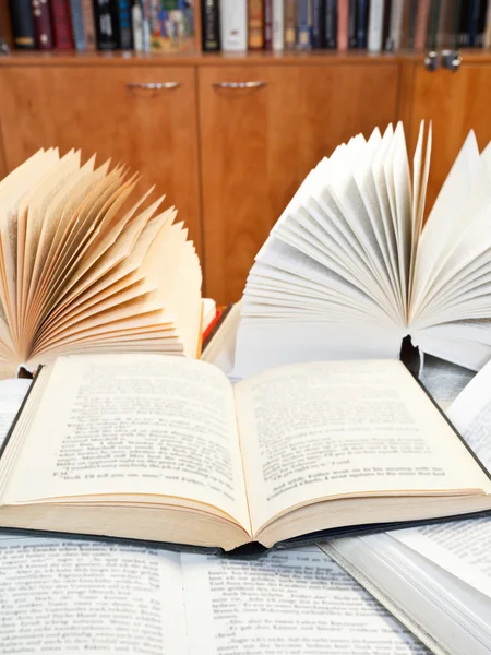 Открытые книги на деревянном столе — стоковое фото