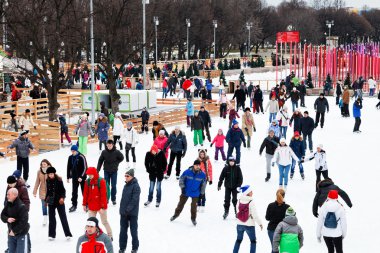 kasaba halkı Gorki Park pistinde paten kalabalıklar