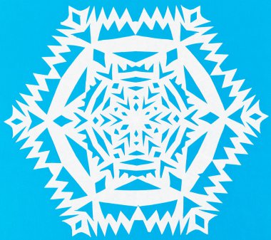 Mavi kağıt üzerinde beyaz kar tanesi