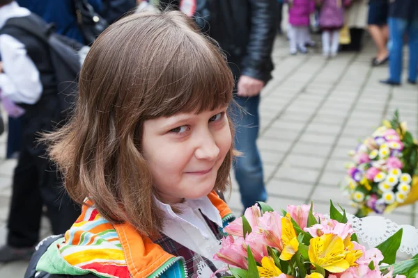 Schoolgirl with bouquet of flowers — Stock Photo, Image