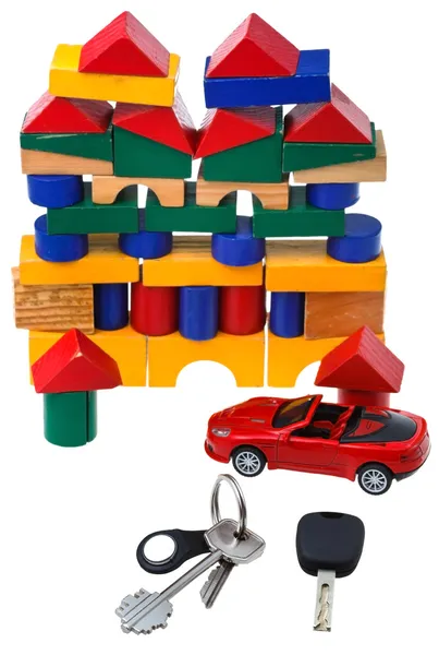 Kapı, aracın anahtarları, kırmızı araba modeli ve blok ev — Stok fotoğraf