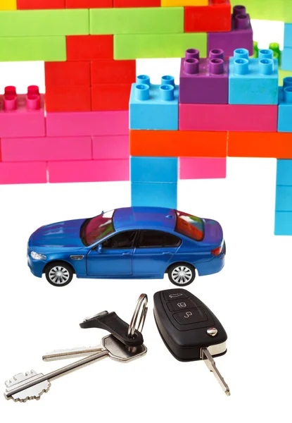 Schlüssel, Modellauto, Plastikblockhaus — Stockfoto