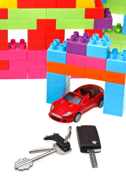 Ключи, модель автомобиля, пластиковый дом — стоковое фото