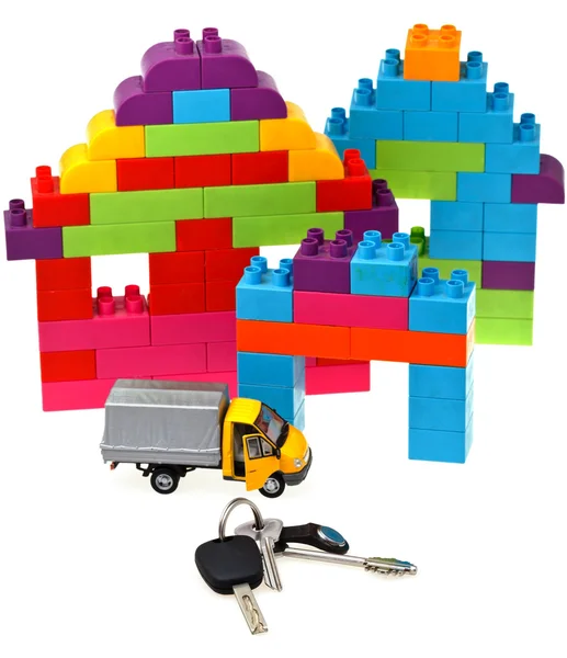 Ключи, модель автомобиля, пластиковый дом — стоковое фото