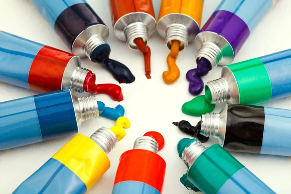 Bunte Tuben mit gepressten Aquarellen — Stockfoto