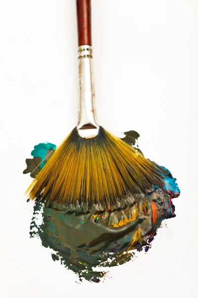 Pincel ventilador combina aquarelas multicoloridas — Fotografia de Stock