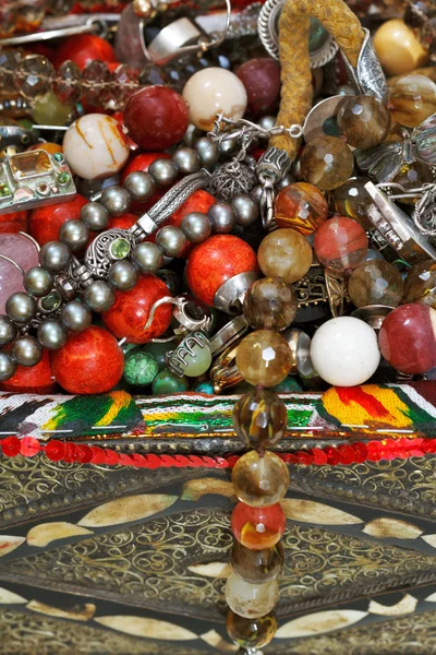 Antique jewelry in ancient treasure chest — Stock Photo, Image