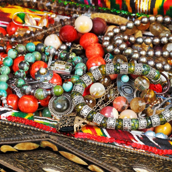 Joyas antiguas en el cofre del tesoro antiguo —  Fotos de Stock