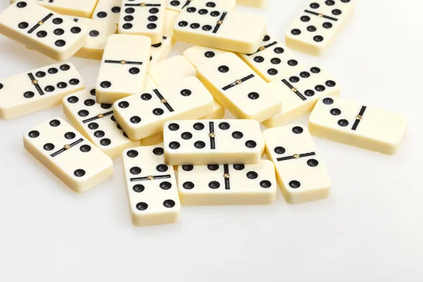 Espalhados dominós no branco de perto — Fotografia de Stock