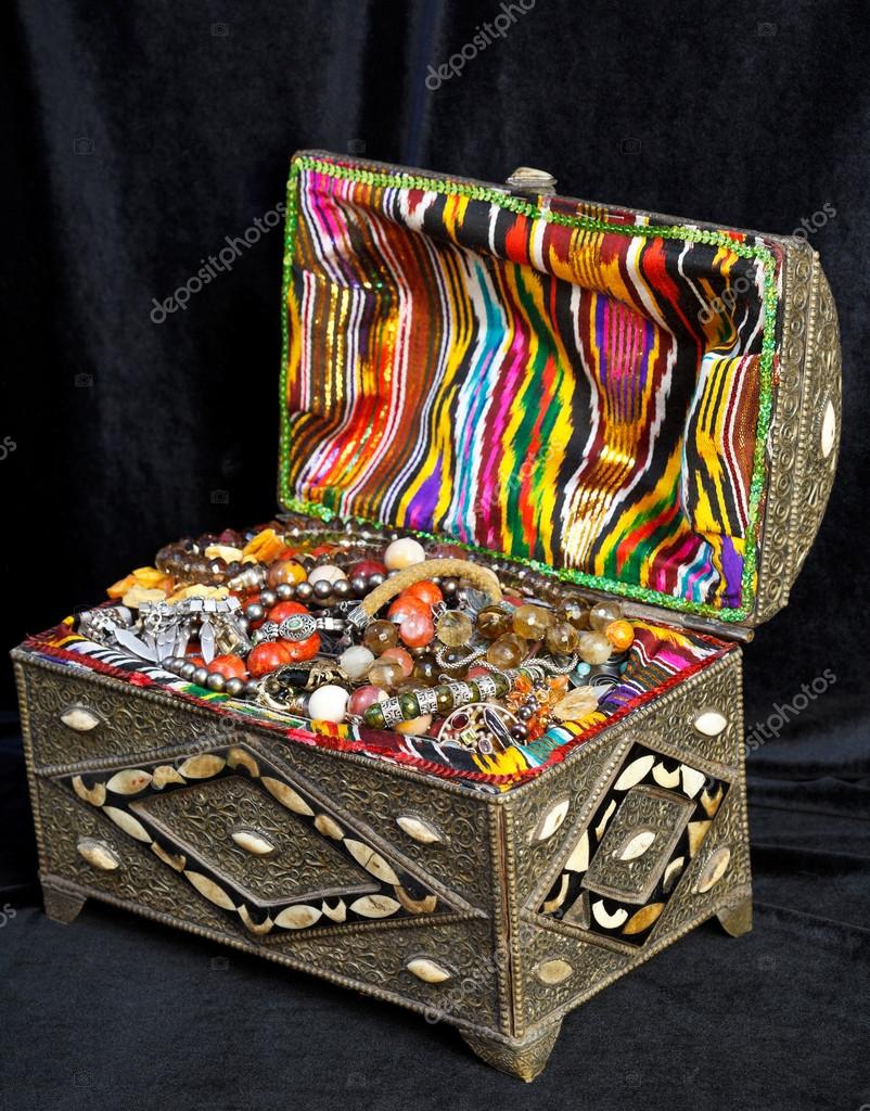 Ancient arabic treasure chest — Stock Photo © vvoennyy 38625105
