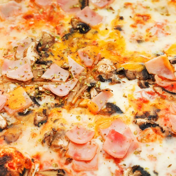 Pizza italiana con funghi e prosciutto — Foto Stock