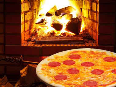Salam ve ateş fırın pizza