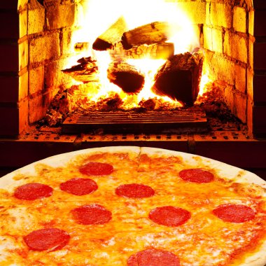Salam ve ocağı açık ateşte pizza
