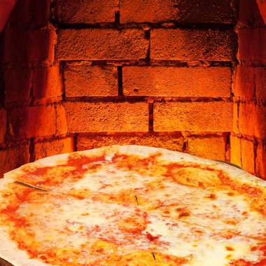 Pizza margherita ve fırın sıcak tuğla duvar